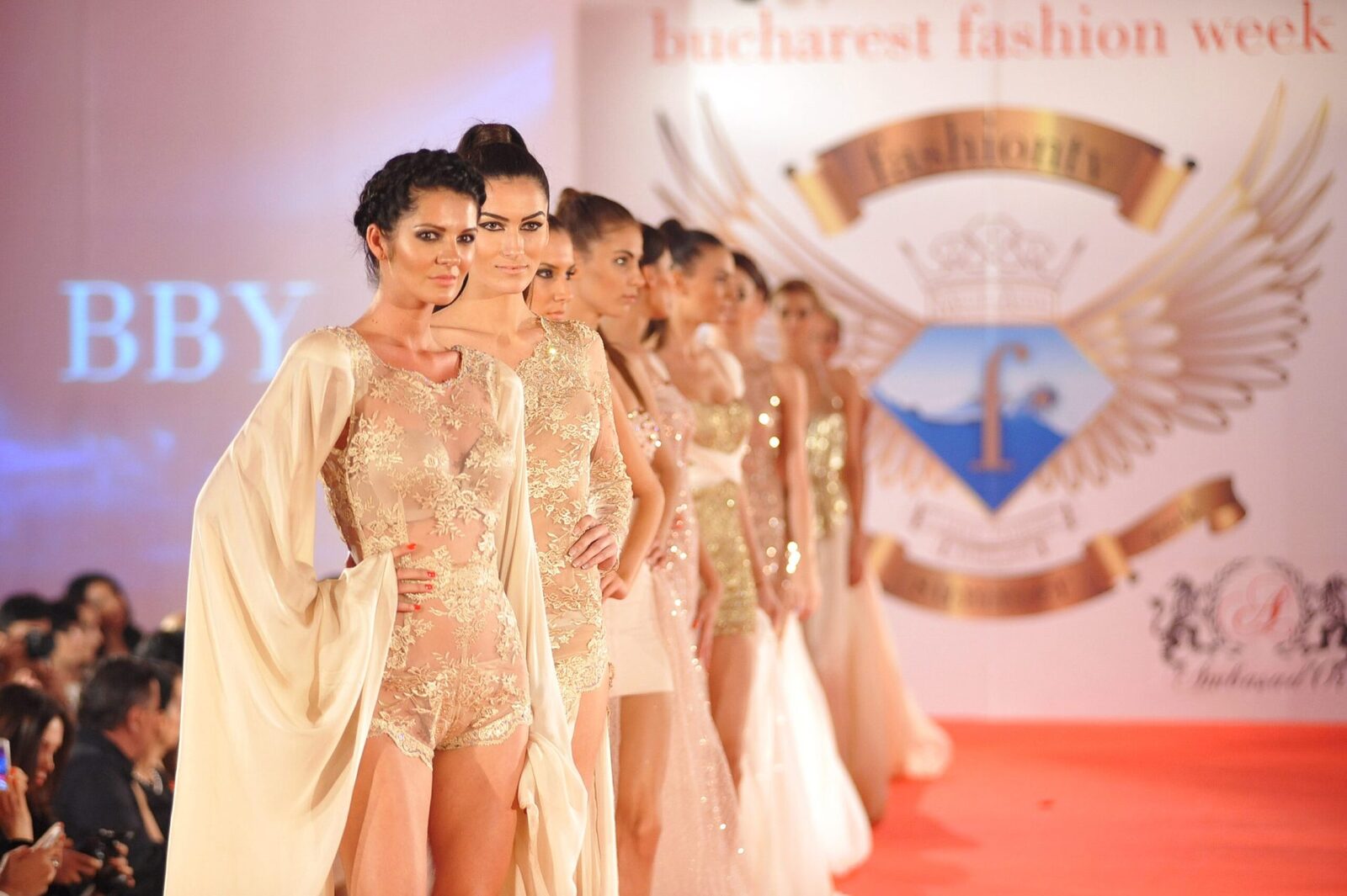 Bucharest Fashion Week ia amploare în această săptămână, transformând capitalea României într-un punct de întâlnire pentru lumea modei atât naționale, cât și internaționale