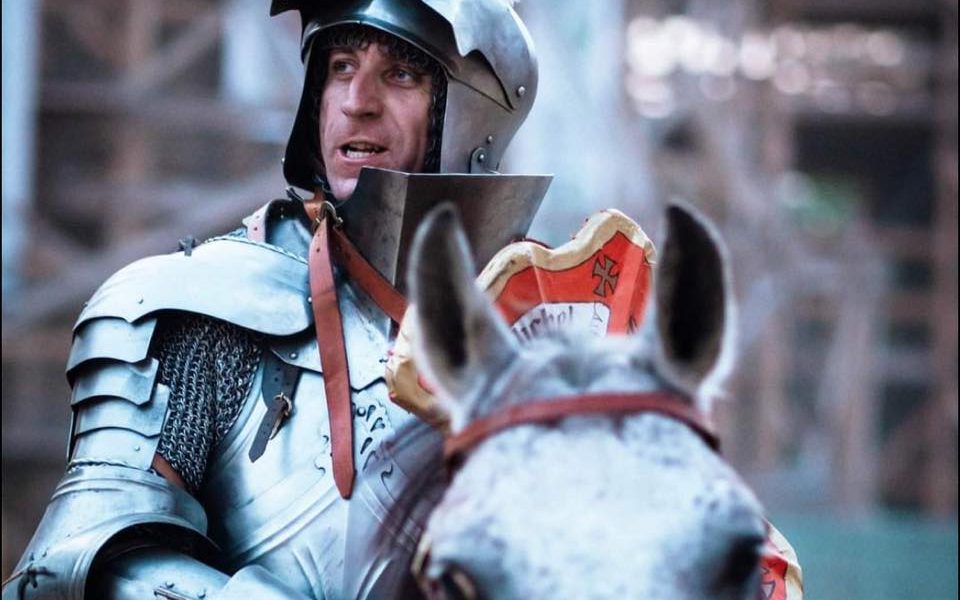 Un român de 39 de ani din Mediaș a ales să ducă o viață în acord cu valorile și regulile epocii medievale, practică un sport care amintește de curajul și onoarea cavalerilor din secolul al XV-lea
