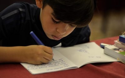 Scrisul de mână, o metodă esențială în anii de învățare: ce spun studiile despre impactul asupra memoriei și vocabularului Învățământul modern traversează o perioadă de mutații rapide, în care tehnologia digitală pare să înlocuiască din ce în ce mai mult metodele tradiționale