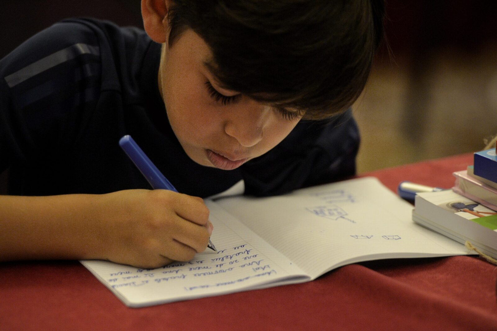 Scrisul de mână, o metodă esențială în anii de învățare: ce spun studiile despre impactul asupra memoriei și vocabularului Învățământul modern traversează o perioadă de mutații rapide, în care tehnologia digitală pare să înlocuiască din ce în ce mai mult metodele tradiționale