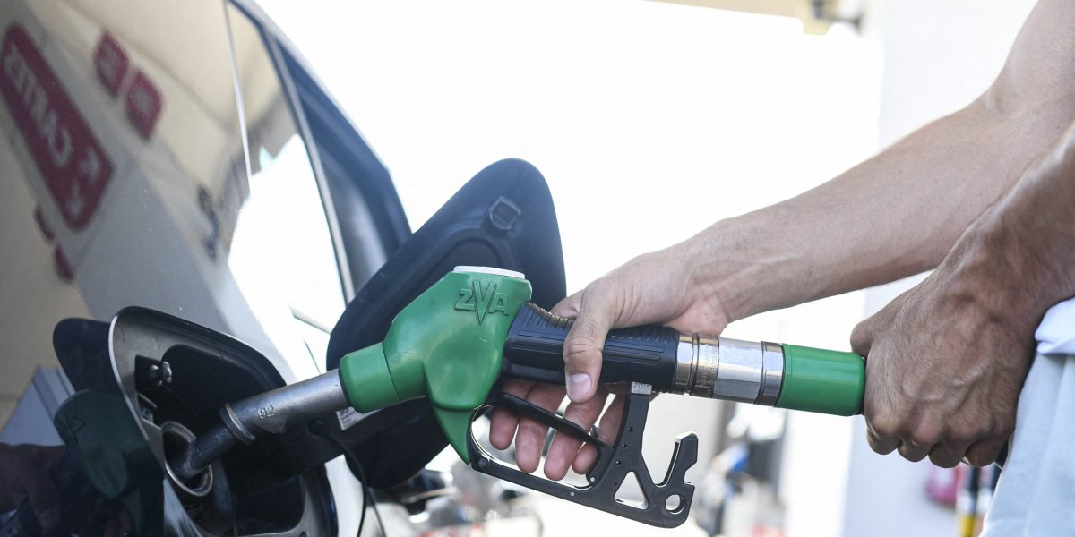 Prețurile carburanților în România ating noi recorduri: benzina standard a depășit pragul de 9,13 lei pe litru, în timp ce motorina se apropie de 9,83 lei, acestea fiind cele mai mari cote din ultimele șase zile