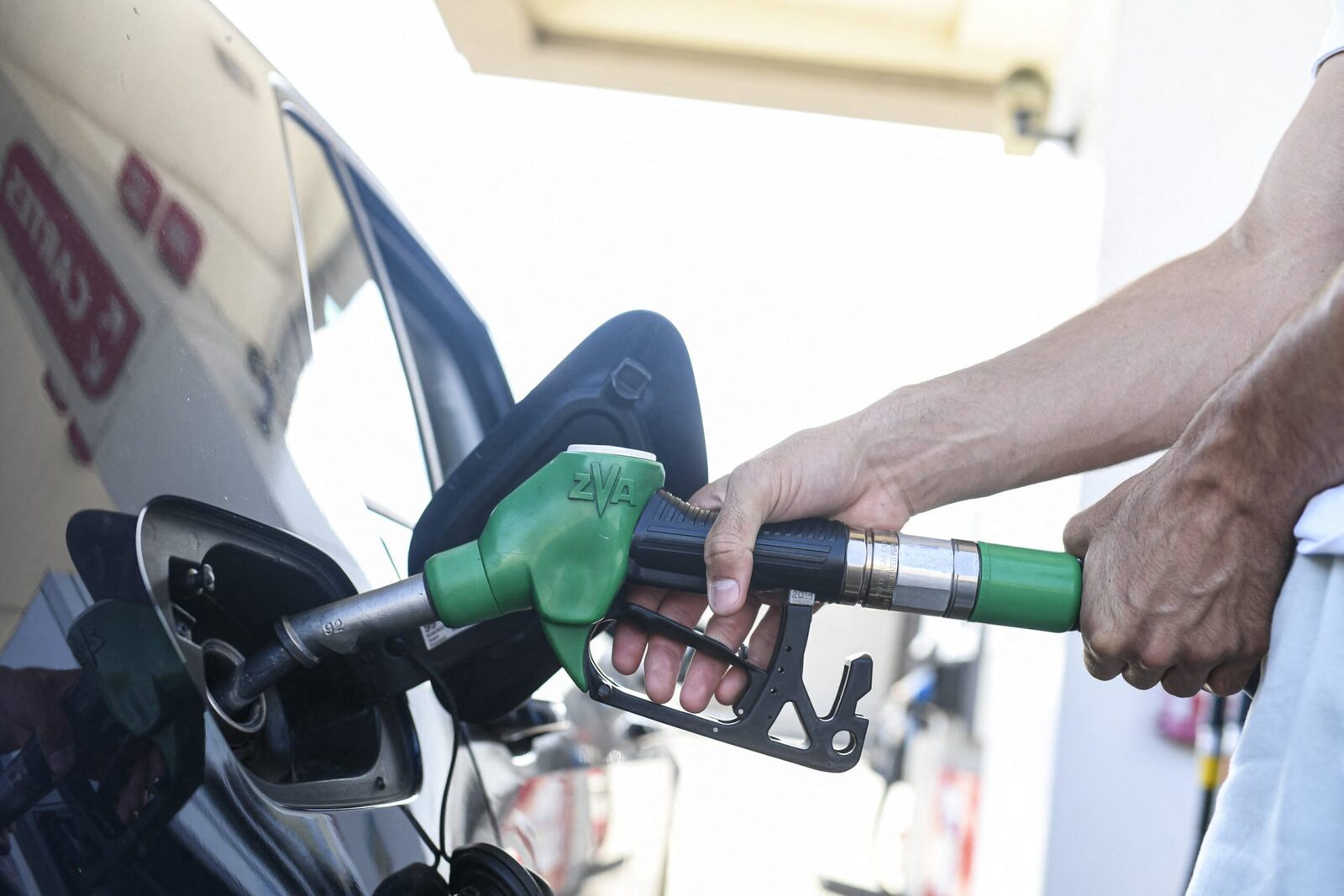 Prețurile carburanților în România ating noi recorduri: benzina standard a depășit pragul de 9,13 lei pe litru, în timp ce motorina se apropie de 9,83 lei, acestea fiind cele mai mari cote din ultimele șase zile