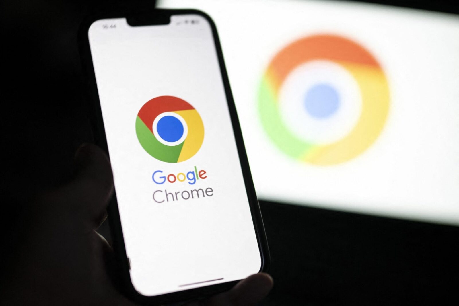 Google intensifică controalele asupra instalării aplicațiilor din surse externe, anunțând implementarea unor reguli mai stricte pentru utilizatorii Android