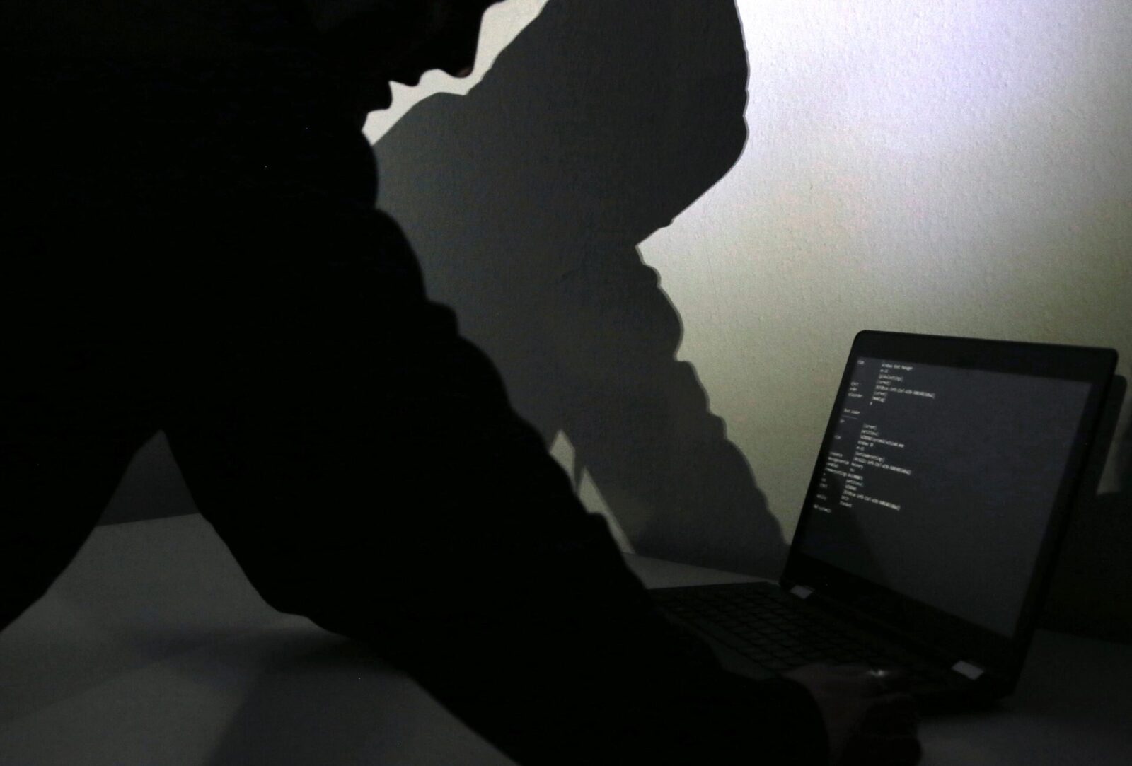 Atacuri sofisticate de phishing vizează conturile de mesagerie ale oficialilor guvernamentali și jurnaliștilor din SUA și Europa Un val de amenințări cibernetice cu impact potențial major asupra securității naționale și a comunicării oficiale a fost semnalat de autoritățile americane și europene în ultimele săptămâni