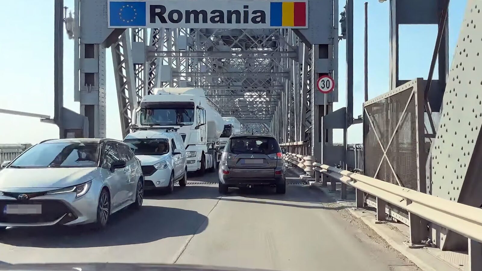 Călătorii în Bulgaria complicate: Podul Prieteniei, închis pentru reparații de urgență Traficul rutier de pe Podul Prieteniei, unul dintre cele mai importante puncte de trecere între România și Bulgaria, va suferi o oprire temporară de zilele acestea, într-o intervenție de urgență menită să asigure siguranța conducătorilor auto