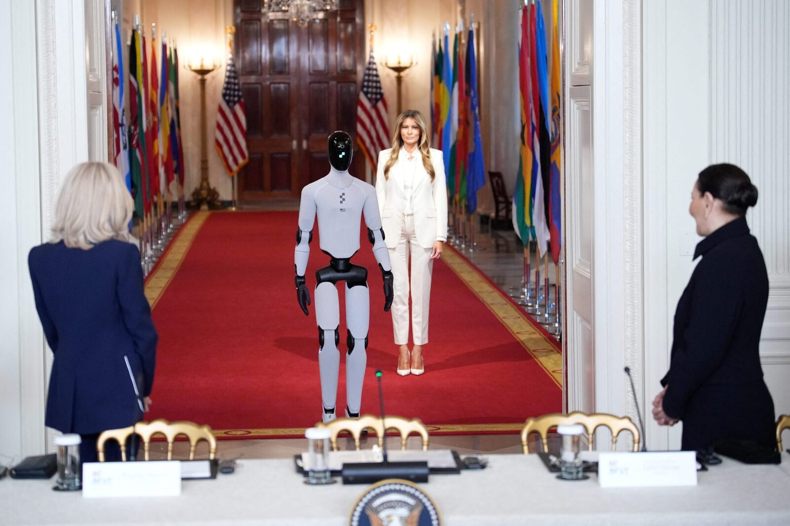Summitul global pentru educație și tehnologie, deschis cu un moment neobișnuit: robotul Figure 3 în prim-plan La Casa Albă a avut loc recent unul dintre cele mai așteptate evenimente din domeniul educației și tehnologiei: Summitul pentru Fostering the Future Together
