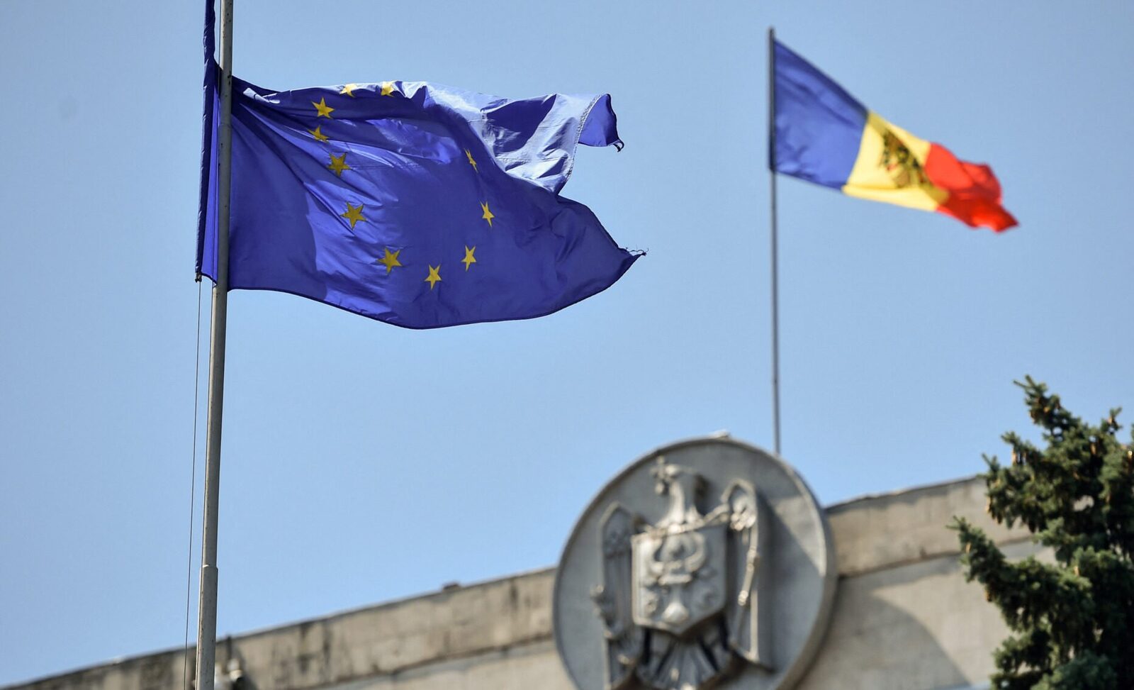 România intervine rapid pentru securizarea situației cetățenilor din Moldova în contextul tensiunilor regionale În ultimele 24 de ore, autoritățile române și-au reiterat angajamentul de a proteja cetățenii moldoveni în fața agravării situației geopolitice din regiunea Est-Europei