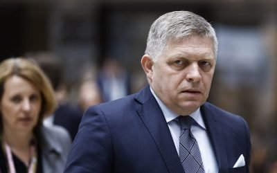 Premierul slovac Robert Fico a declarat sâmbătă că Uniunea Europeană ar trebui să renunțe la sancțiunile actuale asupra importurilor de petrol și gaze rusești, precum și să ia măsuri pentru restabilirea fluxurilor de petrol prin conducta Drujba, în contextul crizei energetice generate de conflictul din Ucraina și de tensiunile din Orientul Mijlociu
