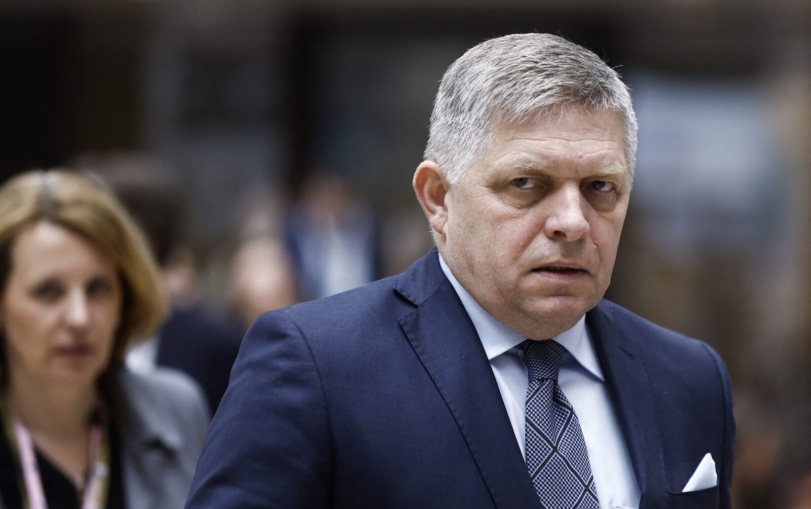 Prim-ministrul Slovaciei, Robert Fico, în vizită la București și Oradea, propune acțiuni comune europene pentru reducerea prețurilor la energie Prim-ministrul Slovaciei, Robert Fico, a inaugurat oficial o serie de dialoguri și parteneriate cu oficialii români în cadrul vizitei sale de două zile, vizită însemnată nu doar prin întâlnirile bilaterale, ci și prin semnalul clar tras către Uniunea Europeană: măsurile rapide și coordonate sunt esențiale pentru a face față creșterii prețurilor la energie, fenomen care afectează atât gospodăriile, cât și mediul de afaceri din regiunea noastră