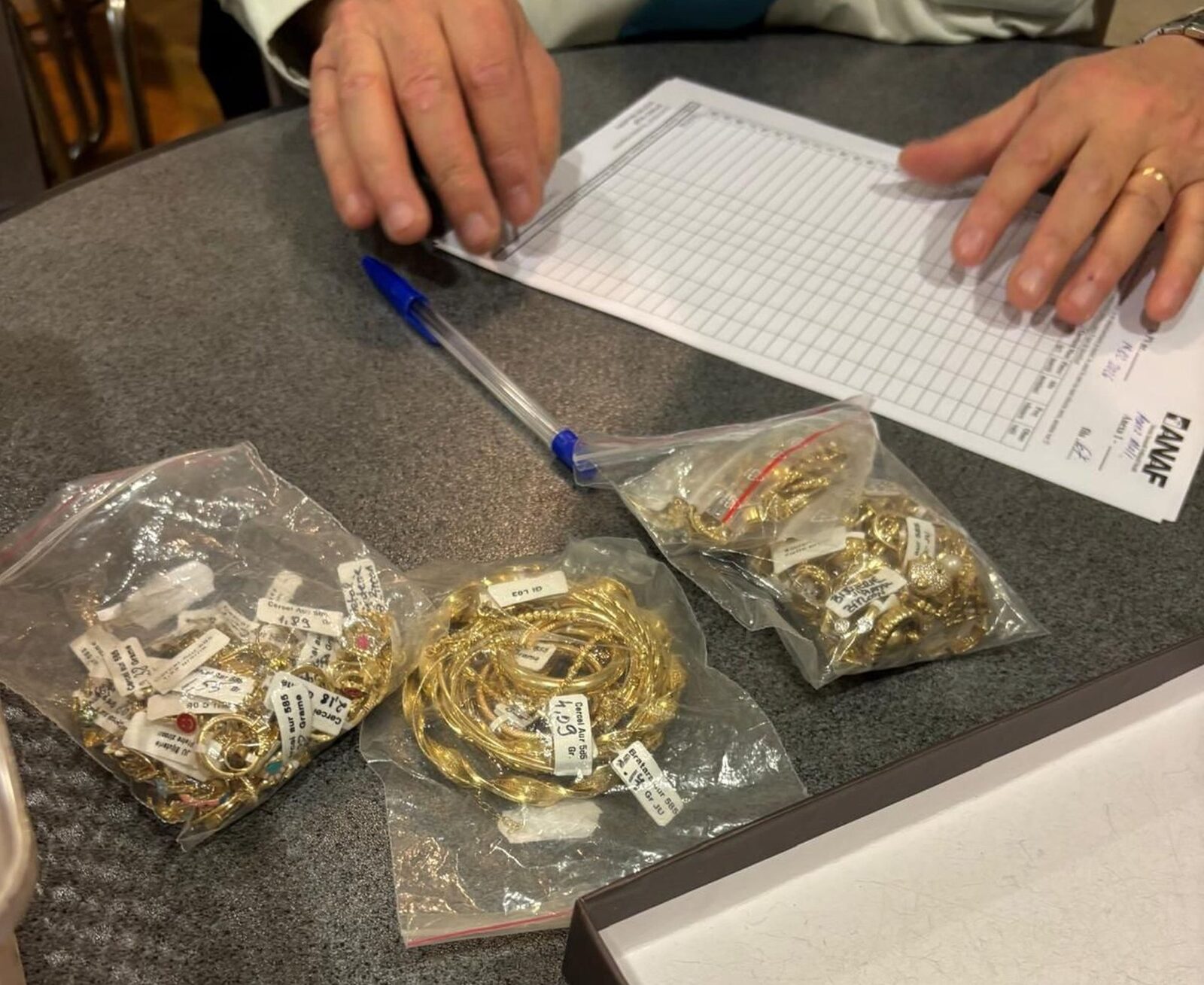 Zeci de kilograme de bijuterii din aur și argint, de o valoare estimată la peste 12 milioane de lei, au fost confiscate de inspectorii Agenției Naționale de Administrare Fiscală (ANAF) într-o serie de controale efectuate recent în mai multe magazine specializate din Bacău