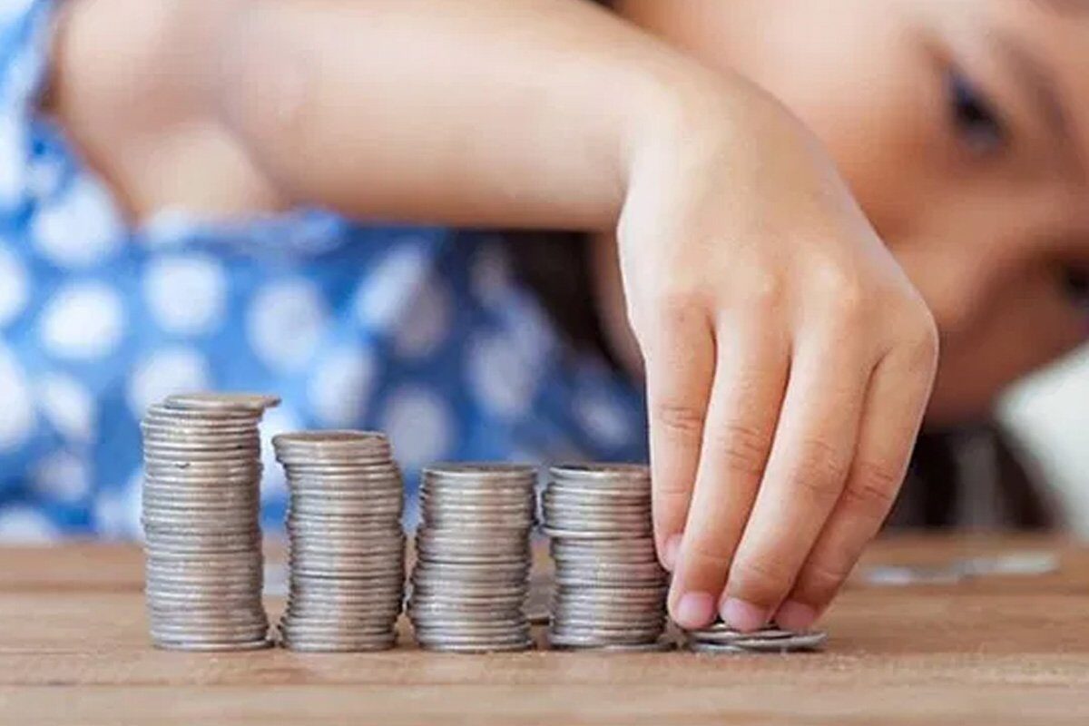 Plățile pentru alocațiile și indemnizațiile sociale din România vor fi reprogramate pentru aprilie 2026, cu diferențe semnificative în funcție de metoda de plată aleasă de beneficiari
