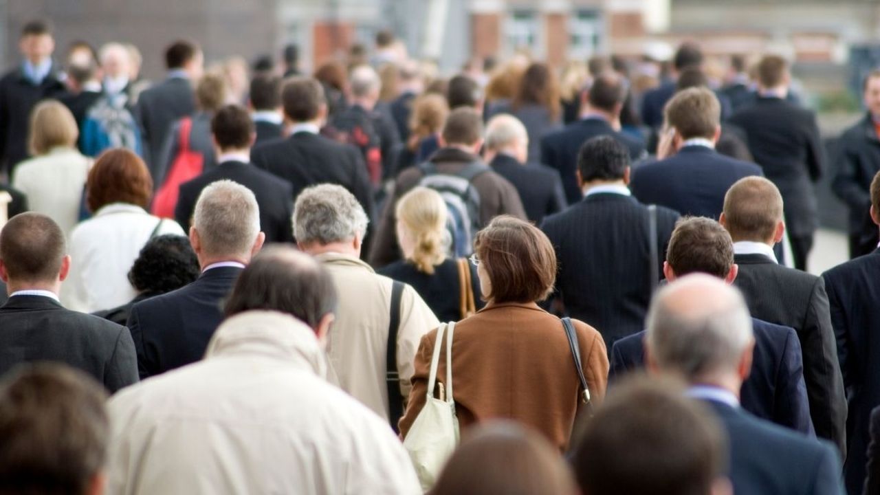 Creșterea salariului minim, un pas vital pentru muncitorii români în 2026 România face un nou pas important în direcția protejării muncitorilor, anunțând majorarea salariului minim brut garantat în plată începând cu luna iulie 2026