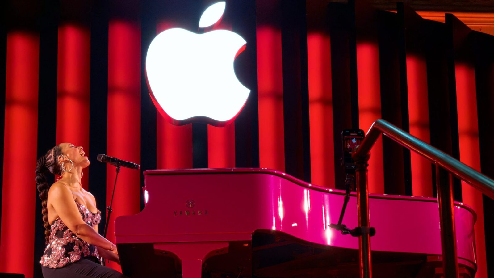 Apple își consolidează poziția în România prin lansarea oficială a platformei Apple Newsroom, un pas important în contextul aniversării a 50 de ani de existență, marcată în martie 2026