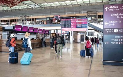 Aeroportul Berlin Brandenburg suspendă temporar zborurile din cauza unor incidente cu drone Aeroportul Berlin Brandenburg, unul dintre cele mai aglomerate și moderne puncte de access aerian din Germania, a fost nevoit să întrerupă temporar operațiunile de decolare și aterizare miercuri, după ce a fost semnalată prezența unei drone în apropierea pistei
