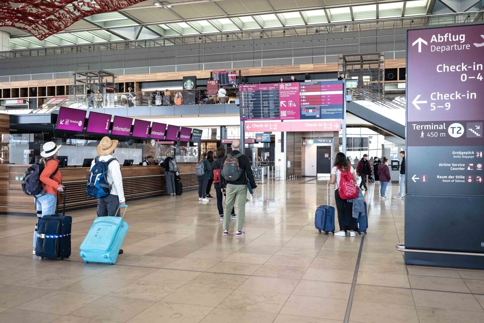 Aeroportul Berlin Brandenburg suspendă temporar zborurile din cauza unor incidente cu drone Aeroportul Berlin Brandenburg, unul dintre cele mai aglomerate și moderne puncte de access aerian din Germania, a fost nevoit să întrerupă temporar operațiunile de decolare și aterizare miercuri, după ce a fost semnalată prezența unei drone în apropierea pistei
