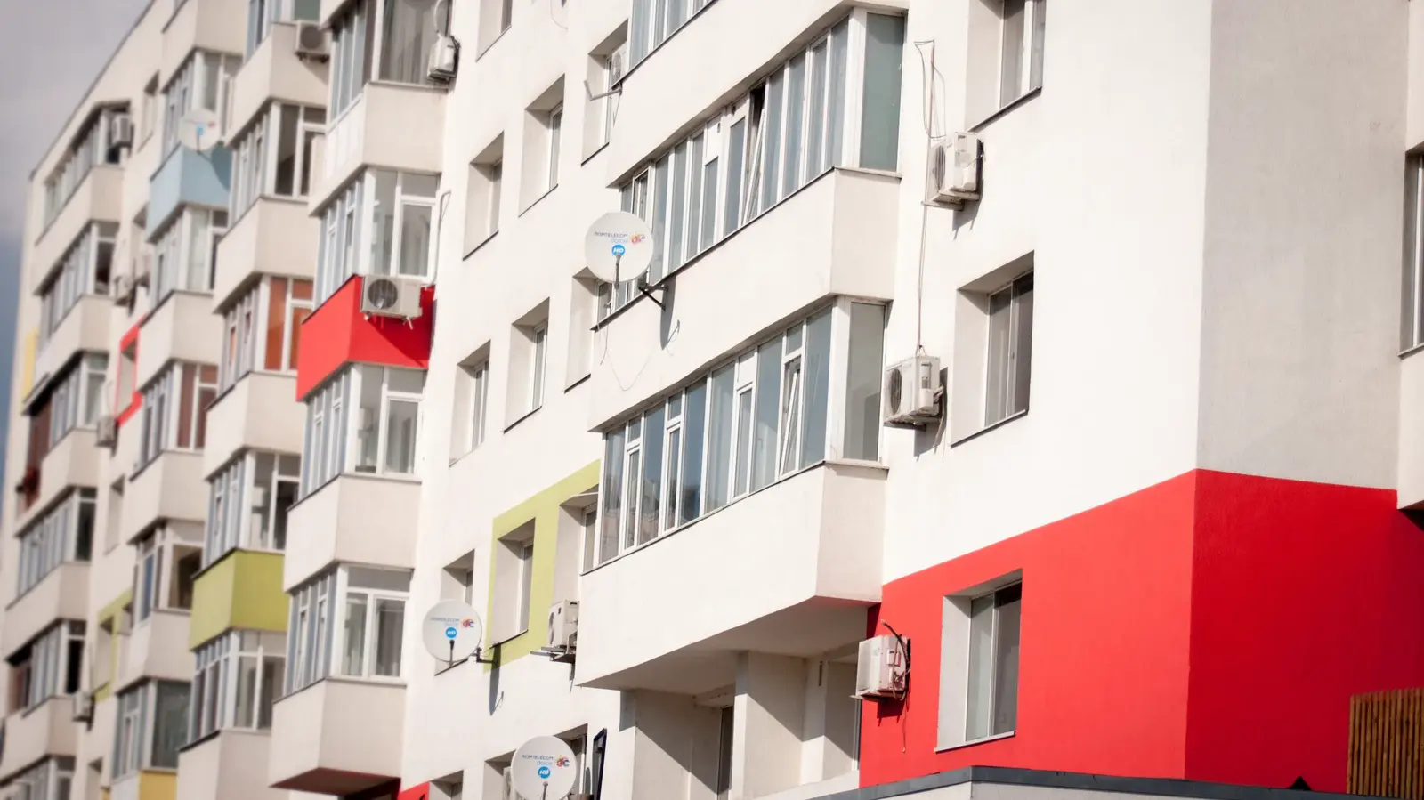 Reguli pentru balcoanele închise la bloc și costurile pentru proprietari în 2026