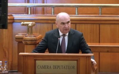 Premierul Ilie Bolojan cere sprijin parlamentar pentru bugetul de stat, ironizând discursurile opoziției Joi seara, în cadrul plenului reunit al Parlamentului, premierul Ilie Bolojan a făcut un apel ferm către parlamentarilor pentru a aproba proiectul de buget al țării