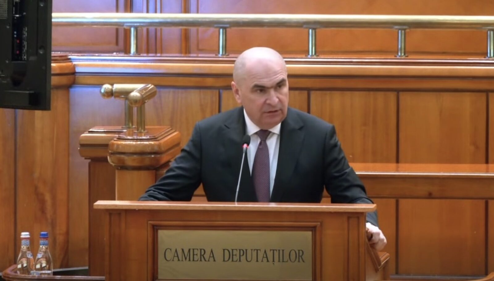 Premierul Ilie Bolojan cere sprijin parlamentar pentru bugetul de stat, ironizând discursurile opoziției Joi seara, în cadrul plenului reunit al Parlamentului, premierul Ilie Bolojan a făcut un apel ferm către parlamentarilor pentru a aproba proiectul de buget al țării