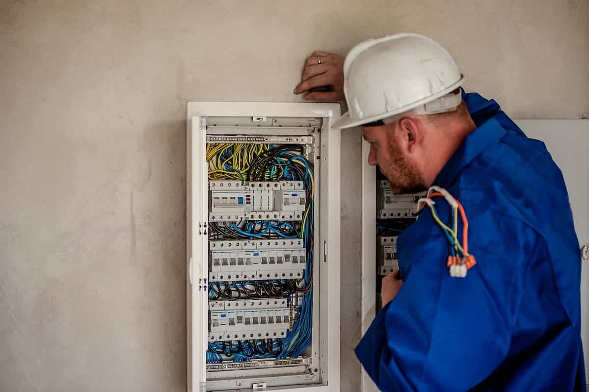 Un gest simplu, dar extrem de important pentru siguranța casei tale, poate fi uitat sau ignorat de cele mai multe ori: verificarea periodică a tabloului electric
