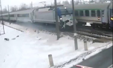 Accident grav: mașină lovită de două trenuri după ce s-a blocat pe șine (VIDEO)