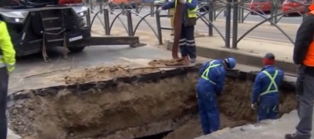 O groapă surprinzătoare și periculoasă a apărut brusc în mijlocul șoselei de pe Șoseaua Mihai Bravu din Capitală, provocând restricții semnificative în circulație și punând în alertă autoritățile locale