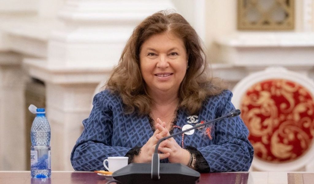 Primăvara aduce schimbare și speranță în peisajul politic și social din Buzău, unde Carmen Orban, femeie de elită în lumea medicală și nou-intrat în politică, devine un exemplu elocvent al centrului de gravitație al femeilor în societate