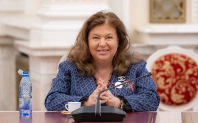 Primăvara aduce schimbare și speranță în peisajul politic și social din Buzău, unde Carmen Orban, femeie de elită în lumea medicală și nou-intrat în politică, devine un exemplu elocvent al centrului de gravitație al femeilor în societate