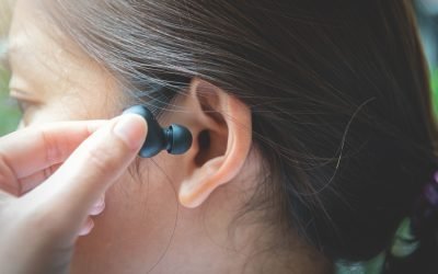 Perche de căști audio, posibilă sursă de infecție în ureche