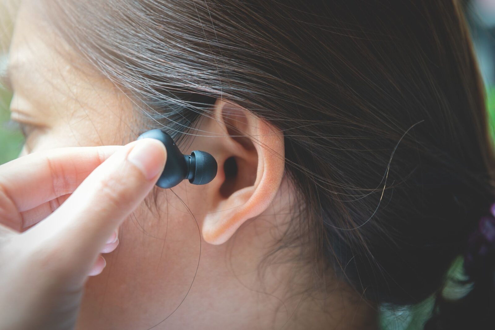 Perche de căști audio, posibilă sursă de infecție în ureche