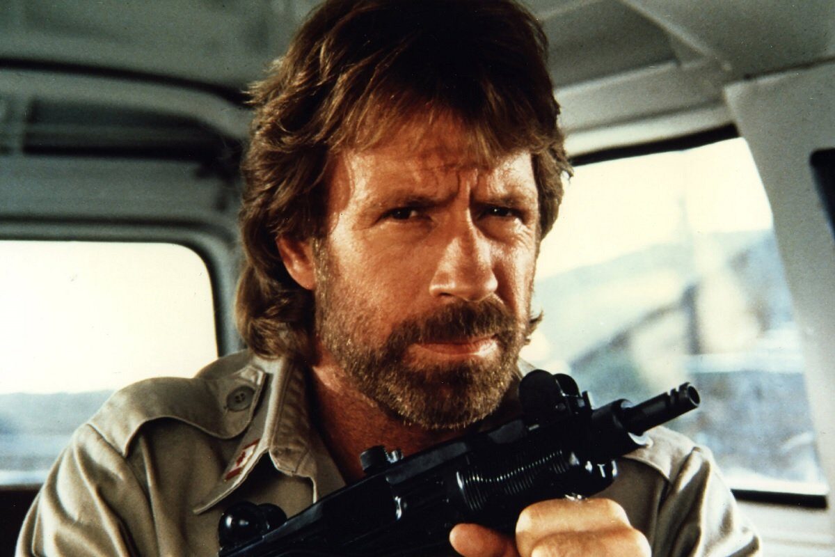 Chuck Norris, legendarul actor și maestru în arte marțiale, a trecut recent în neființă, lăsând în urmă o moștenire impresionantă atât în cinematografie, cât și în lumea afacerilor