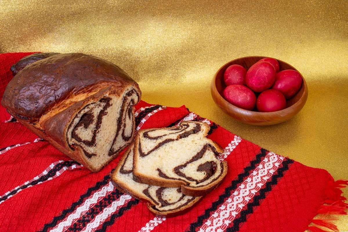 Cozonacul de la Auchan: un deliciu accesibil, dar cu ingrediente despre care trebuie să știi mai mult Când sezonul sărbătorilor ajunge, cozonacul devine simbolul tradiției românești, iar magazinele oferea o gamă variată de produse pentru toate gusturile și bugetele