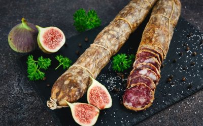 Stratul alb de pe mezeluri: un semn natural de maturare, nu un pericol pentru sănătate În tot mai multe magazine și piețe din România, pe lângă criterii precum calitatea și proveniența, alături de gustul autentic, se ridică și întrebarea despre aspectul alb de pe anumite mezeluri