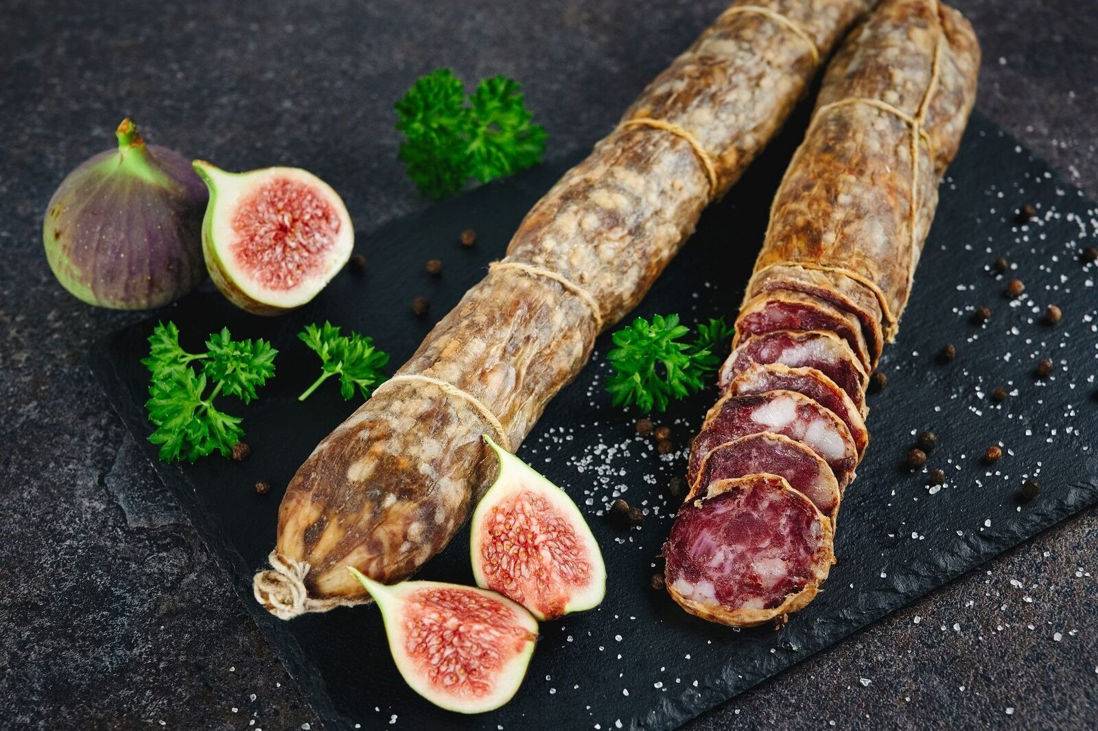 Stratul alb de pe mezeluri: un semn natural de maturare, nu un pericol pentru sănătate În tot mai multe magazine și piețe din România, pe lângă criterii precum calitatea și proveniența, alături de gustul autentic, se ridică și întrebarea despre aspectul alb de pe anumite mezeluri