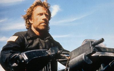 Chuck Norris, un nume sinonim cu forța și disciplina în cinematografie, a trecut în neființă la vârsta de 86 de ani, în Hawaii, confirmând finalul unei epoci marcate de prezența sa impunătoare și de o carieră fără egal în lumea filmului și a artei marțiale