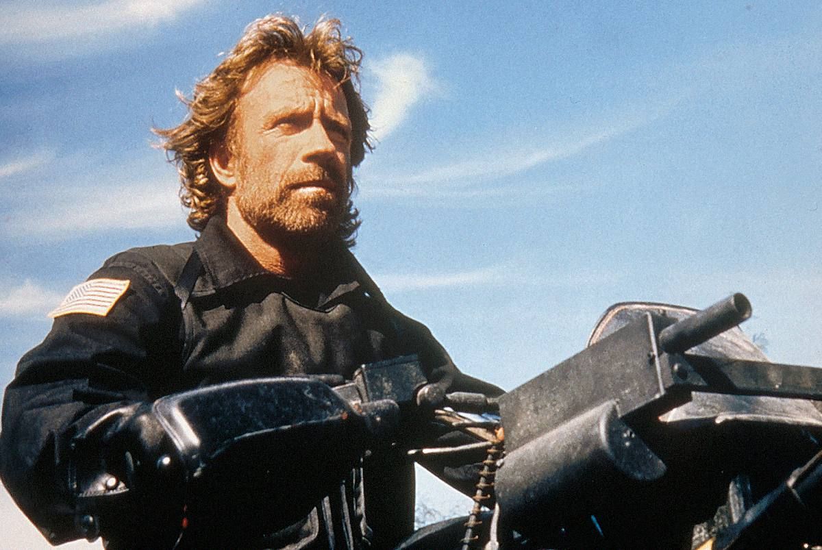 Chuck Norris, un nume sinonim cu forța și disciplina în cinematografie, a trecut în neființă la vârsta de 86 de ani, în Hawaii, confirmând finalul unei epoci marcate de prezența sa impunătoare și de o carieră fără egal în lumea filmului și a artei marțiale