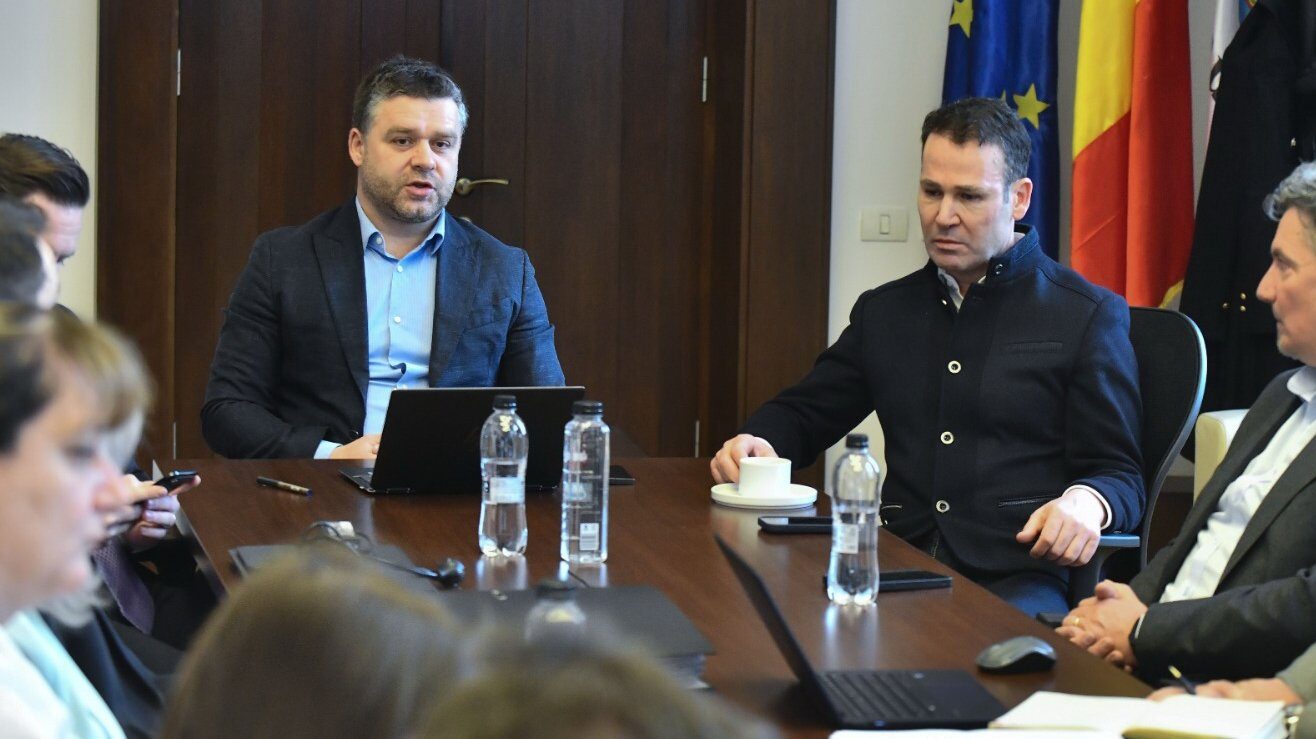 Primăriile Capitalei și ale sectoarelor colaborează pentru soluții concrete de trafic și urbanism Un pas important pe drumul colaborării între administrația centrală și cea locală a fost făcut zilele acestea, când primarul general al Bucureștiului, Ciprian Ciucu, a anunțat intenția de a dezvolta proiecte comune cu edilul Sectorului 3, Robert Negoiță
