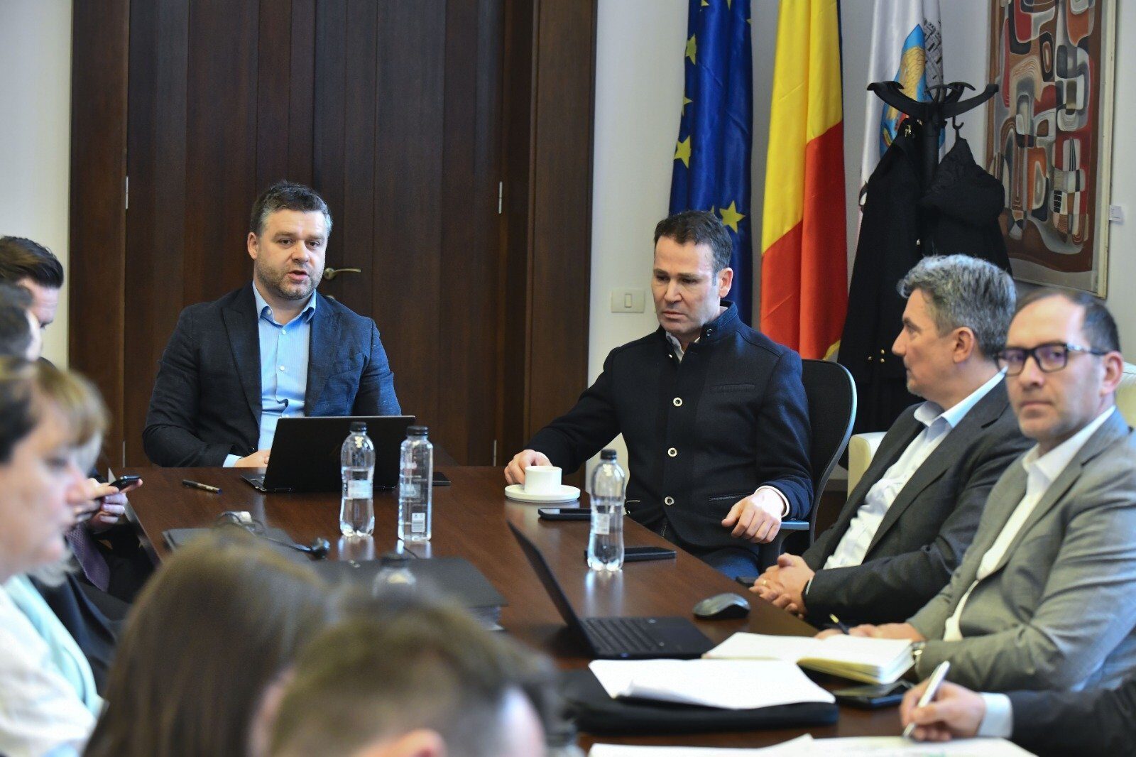Primarii Capitalei și Sectorului 3 caută să depășească divergențele pentru a avansa cu proiecte prioritare Primarul general al Capitalei, Ciprian Ciucu, a declarat recent că a avut o întrevedere cu Robert Negoiță, edilul Sectorului 3, într-un demers de a restabili dialogul și de a identifica zonele de consens în care pot colabora pentru dezvoltarea orașului