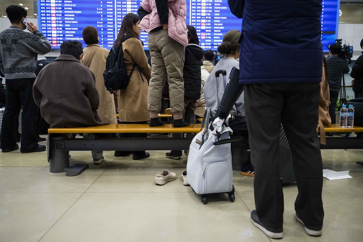Zbor întârziat, companie aeriană invocând circumstanțe excepționale: pasagerii cer despăgubiri și rămân în așteptare Un incident recent acutizează dilema pasagerilor afectați de întârzieri ale zborurilor și lipsa de transparență a companiilor aeriene în procesul de despăgubire