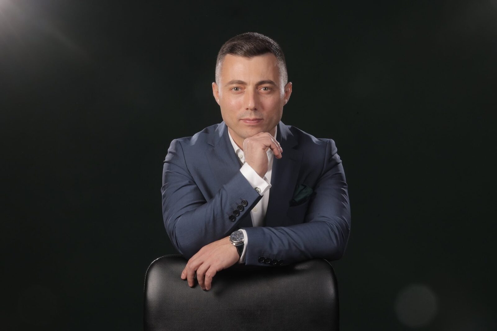 Pentru mulți, ideea de a fi înlocuiți de inteligența artificială pare, adesea, o amenințare directă la adresa locului de muncă