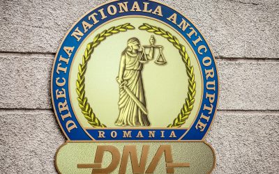 Doi foști responsabili ai Biroului Vamal de Frontieră Constanța Sud, reținuți pentru 24 de ore într-un caz de presupusă corupție Procurorii Direcției Naționale Anticorupție (DNA) au intervenit în forță în cursul zilei de ieri la Portul Constanța, reținand pentru 24 de ore doi foști oficiali ai Biroului Vamal de Frontieră Constanța Sud