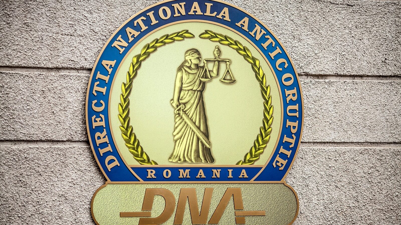 Doi foști responsabili ai Biroului Vamal de Frontieră Constanța Sud, reținuți pentru 24 de ore într-un caz de presupusă corupție Procurorii Direcției Naționale Anticorupție (DNA) au intervenit în forță în cursul zilei de ieri la Portul Constanța, reținand pentru 24 de ore doi foști oficiali ai Biroului Vamal de Frontieră Constanța Sud