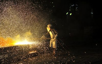 Cinci investitori internaționali interesați de viitorul Combinatului Siderurgic Galați Cinci fonduri de investiții din Europa și Asia au intrat oficial în cursa pentru preluarea combinatului siderurgic Galați, unul dintre cele mai importante centre industriale ale țării, în cadrul unei licitații organizate de administratorii judiciar
