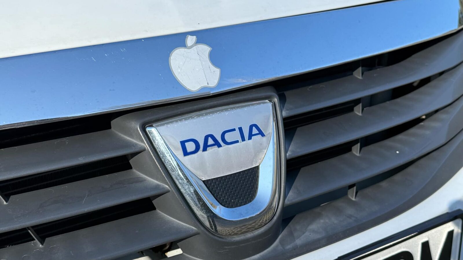 Ce dezvăluie în habitaclu precum și exteriorul unei Dacia second-hand sau taxi? Alegerea unei mașini second-hand, mai ales dacă este destinată transportului de tip taxi sau flote, nu trebuie să se limiteze doar la verificarea kilometrajului afișat sau a anului de fabricație
