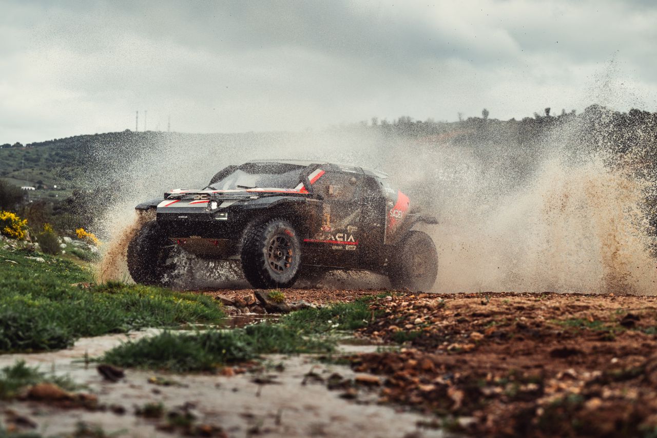 Dacia Sandriders domină rally-ul Portugaliei și preia conducerea în Campionatul Mondial FIA de Rally-Raid Echipa Dacia Sandriders continuă revigorant sezonul 2023, reușind o nouă performanță impresionantă prin victoria francezilor Sebastien Loeb și Edouard Boulanger în rally-ul Portugaliei