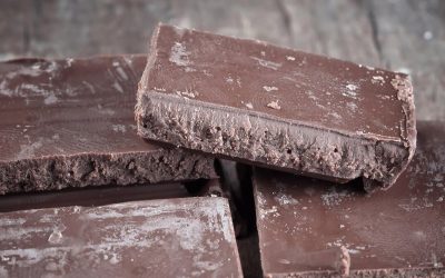 Stratul alb digestibil pe suprafața ciocolatei, adesea perceput ca un semn de alterare, este, în realitate, un fenomen comun și benign, relativ frecvent întâlnit în depozitarea necorespunzătoare a acestui deliciu