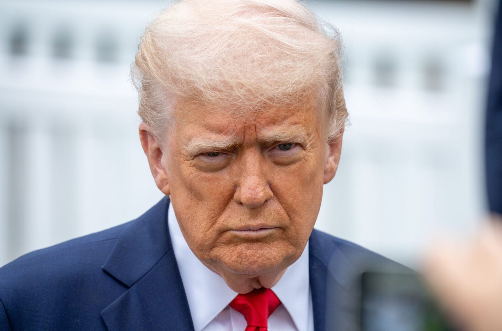 Îngrijorare tot mai mare în Statele Unite privind siguranța națională în contextul deciziilor militare ale președintelui Donald Trump Recent, în Statele Unite, s-au răspândit preocupări cu privire la impactul deciziilor militare luate de administrația Trump asupra securității naționale