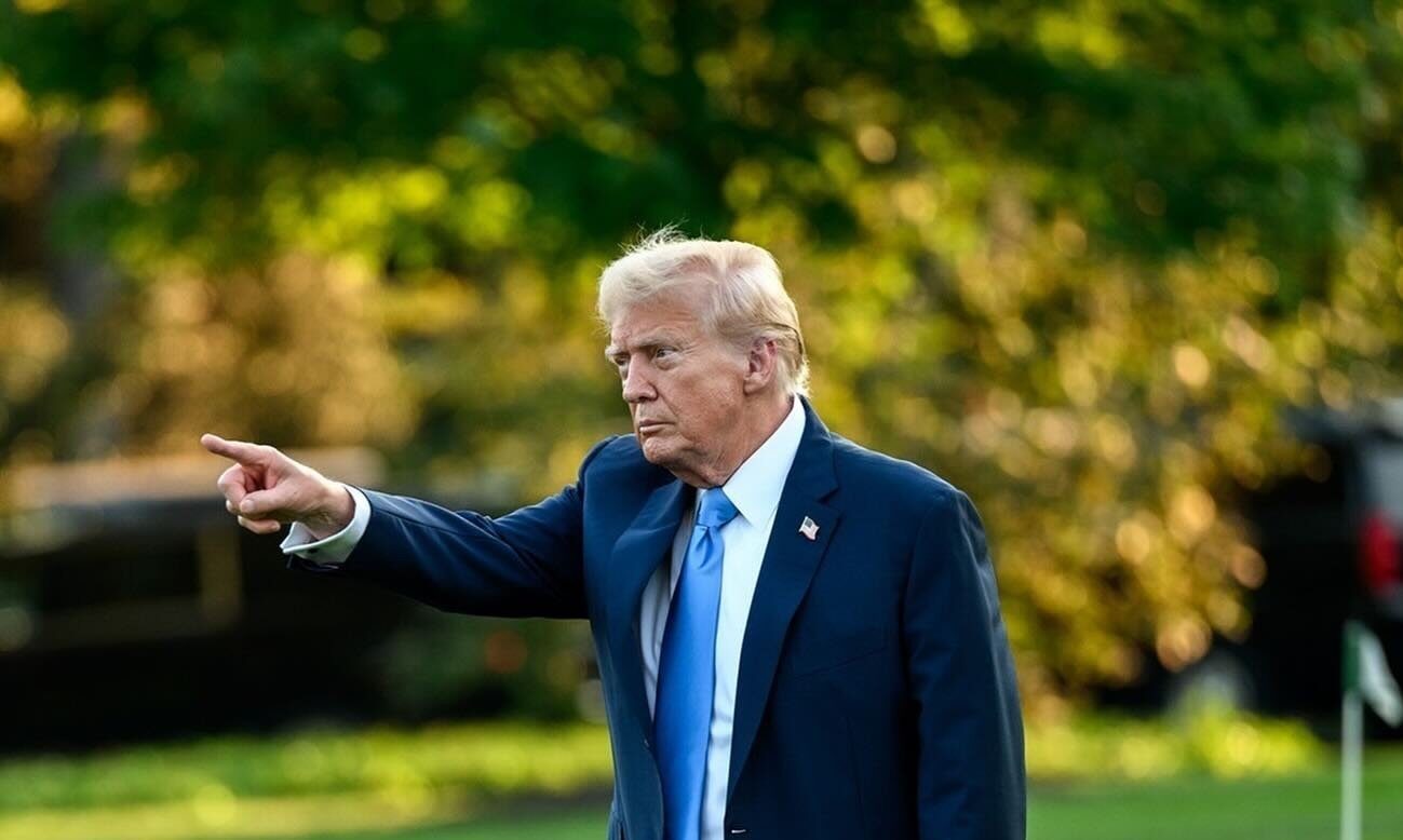 Președintele SUA, Donald Trump, în vizită neobișnuită la Graceland, în timpul unei crize internaționale Într-un gest surprinzător, președintele Statelor Unite, Donald Trump, a fost fotografiat recent în vizită la casa emblematică a legendarei vedete Elvis Presley, loc cunoscut sub denumirea de Graceland