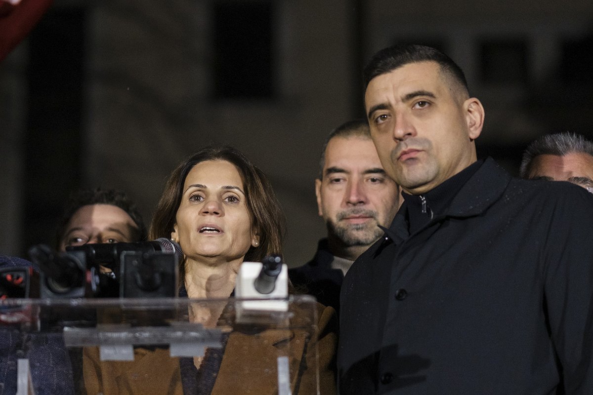 AUR se opune în Parlament deciziei SUA de amplasare a avioanelor de realimentare în România, liderul formațiunii anunțând intenții de acțiune în plan intern Concertul politic din ultima vreme în România este din ce în ce mai tensionat, iar masurile venite din partea Statelor Unite privind intensificarea prezenței militare pe teritoriul național au generat reacții vehemente din partea Beijingului și Moscovei