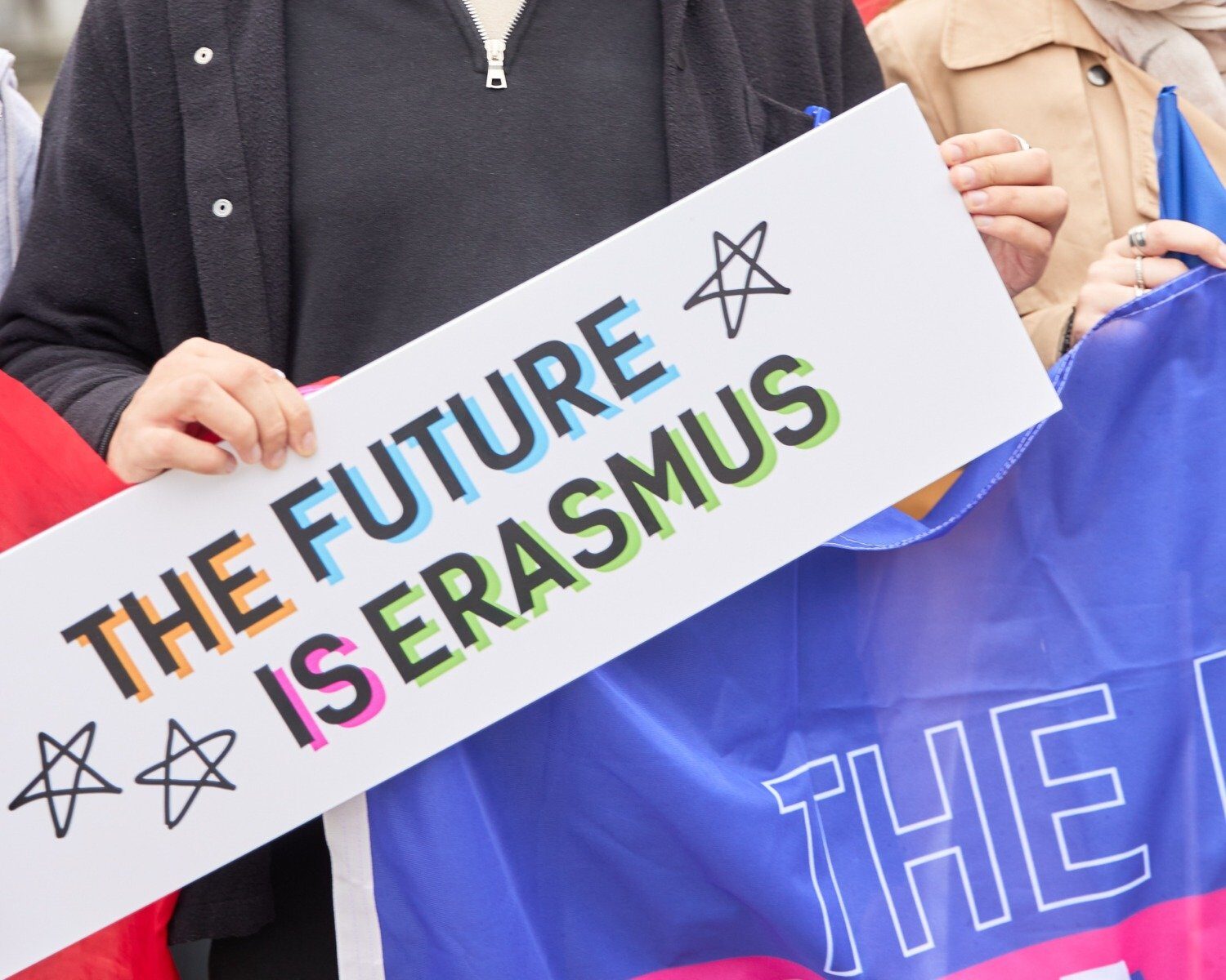Curtea de Conturi Europeană atrage atenția asupra vulnerabilităților programelor Erasmus+ și AgoraEU Autoritatea de audit a Uniunii Europene, Curtea de Conturi Europeană, a emis recent două avize critice privind cele mai recente inițiative ale UE în domeniul educației, culturii și mass-media
