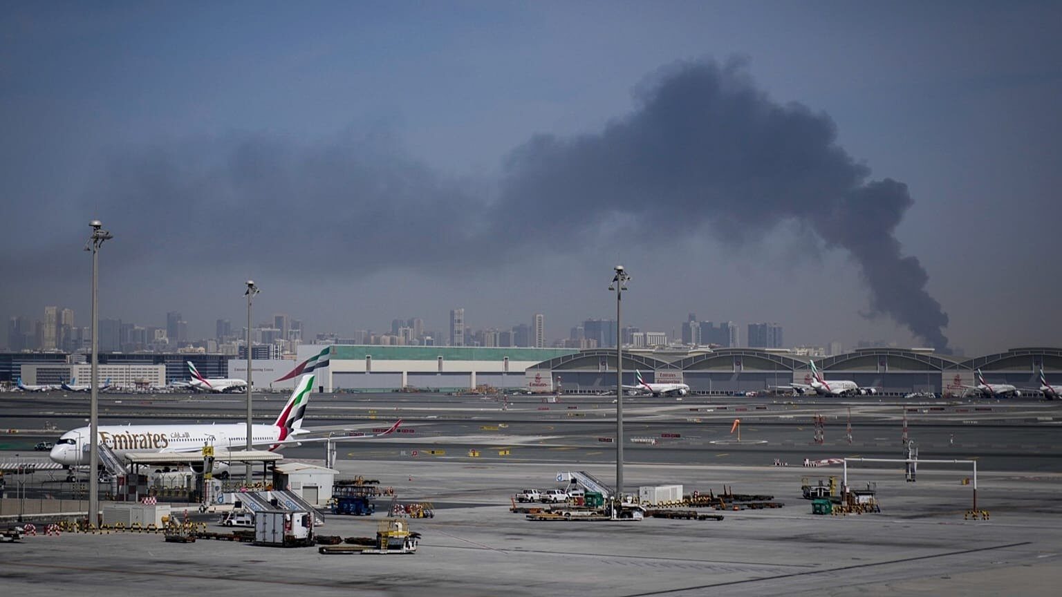 Amenințare aeriană la Dubai: aeroportul, oprit temporar după interceptarea unei drone iraniene Operațiunile celui mai aglomerat aeroport din Orientul Mijlociu, Aeroportul Internațional din Dubai (DXB), au fost suspendate temporar după ce autoritățile din Emiratele Arabe Unite au interceptat o dronă de proveniență iraniană deasupra zonei